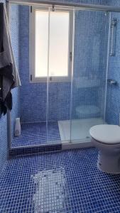 戈梅拉岛圣塞瓦斯蒂安Casa Doris的蓝色瓷砖浴室配有淋浴和卫生间。