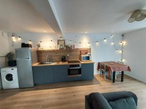 JanzéAppartement Duplex très lumineux en centre ville的一个带水槽和桌子的厨房