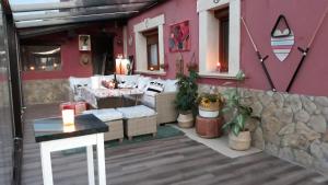 苏安塞斯Alojamientos Marte casa rural的客厅配有沙发和桌子