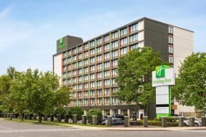 萨默维尔Holiday Inn Boston Bunker Hill Area, an IHG Hotel的建筑前有标志的酒店