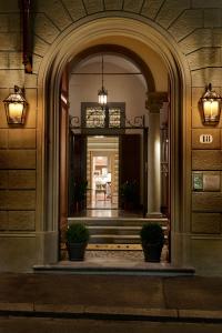 佛罗伦萨Casa Howard Firenze - Residenza d'Epoca的两株盆栽植物的建筑物入口
