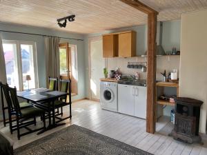 哈普萨卢Väike-Liiva Villa的厨房以及带桌子和炉灶的用餐室