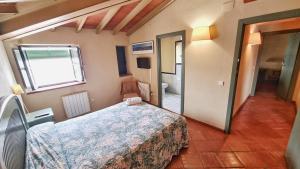 丰特埃里多斯Casa Tinoco Casa Rural Categoria Superior的一间带床的卧室,位于带窗户的房间内