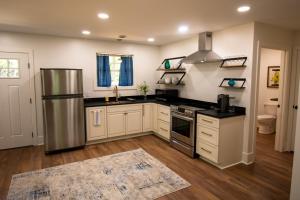阿什兰Mission Springs Resort的厨房配有不锈钢冰箱和白色橱柜