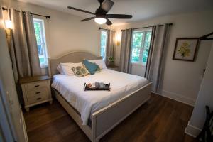 阿什兰Mission Springs Resort的一间卧室配有一张带风扇和窗户的床。