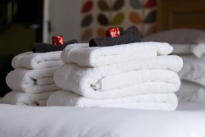 BoënLe Passagran的床上的一大堆毛巾