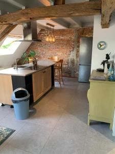 伦德't Brouwershuis的厨房配有水槽和冰箱