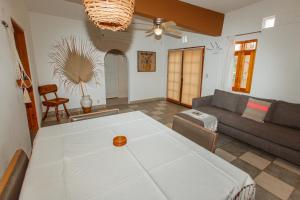 托多斯桑托斯Cien Palmas- Authentic Mexican Casita 1 -Downtown的客厅配有沙发和桌子