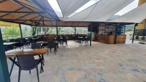 穆拉Olive Tree Apart Hotel的用餐室设有桌椅和窗户。