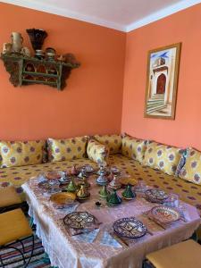 梅克内斯Riad Dar Pa Labzioui的客厅配有餐桌和餐具