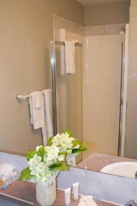 莱斯布里奇Paradise Canyon Golf Resort - Luxury Condo M403的浴室的柜台上放着花瓶