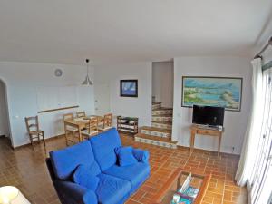 蓬塔格罗萨Cove Noves - Relax en Menorca, Ideal para familias的客厅配有蓝色的沙发和桌子