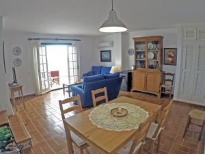 蓬塔格罗萨Cove Noves - Relax en Menorca, Ideal para familias的客厅配有桌子和蓝色椅子