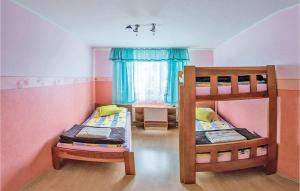 Kożyczkowo奇米尔诺克孜科沃度假屋的客房设有两张双层床和一扇窗户。