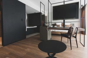 弗朗科尔尚Roannay - Francorchamps的客厅配有电视、椅子和桌子