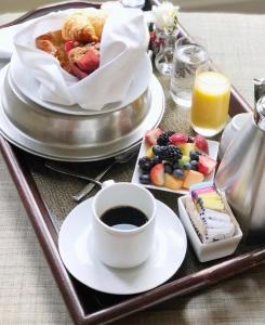 圣安东尼奥莫卡拉Spa酒店的盘子,盘子上放着咖啡和一盘食物
