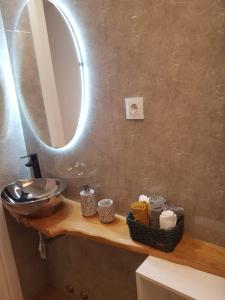 埃斯波森迪Apartamento Cinema para férias em Esposende的浴室设有水槽和镜子,位于柜台上