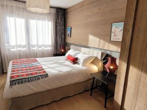 莱热Appartement Les Gets, 5 pièces, 8 personnes - FR-1-598-99的一间卧室设有一张大床和一个窗户。