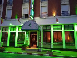 加来梅特尔波勒酒店的前面有绿灯的建筑