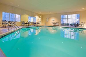 劳雷尔山Staybridge Suites-Philadelphia/Mount Laurel, an IHG Hotel的酒店的大型游泳池配有桌椅