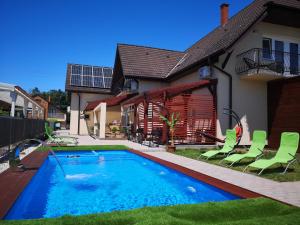 巴拉顿博格拉尔Villa Balifornia的一座房子后院的游泳池