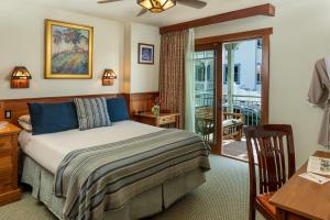 阿瓦隆卡特琳娜岛阿瓦隆酒店的一间卧室设有一张床和一个阳台