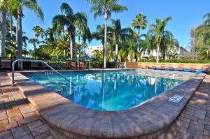 西耶斯塔岛卡普里西斯塔酒店的一座棕榈树环绕的游泳池