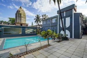 卡兰古特Hotel Plaza Inn by Rio的享有带游泳池的房屋外部景致