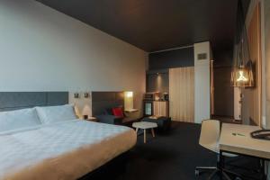 温尼伯温尼伯阿尔特酒店 的酒店客房设有一张大床和一张书桌。