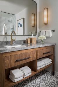 圣安东尼奥欧姆尼里奥大厦酒店的一间带水槽和镜子的浴室