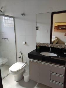 圣若昂-巴蒂斯塔-杜格罗里亚Casa temporada AURORA的一间带卫生间、水槽和镜子的浴室