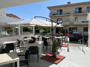 圣特雷莎加卢拉圣达里昂酒店的一个带桌椅和遮阳伞的庭院
