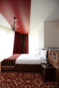 巴亚马雷Castel Transilvania的一间卧室设有一张床和红色的墙壁