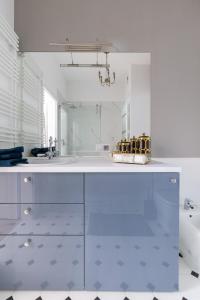 埃尔布隆格Bea Garden Home - dwie sypialnie i taras的白色的浴室设有水槽和镜子