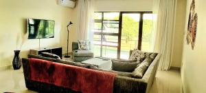 布兰太尔InstaHomes by Tru - Villa的带沙发和窗户的客厅
