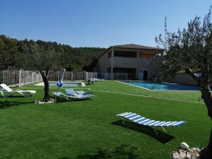 RocbaronCharmant mobil-home的一个带躺椅的庭院和一个游泳池