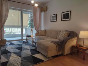 MelissátikaOrion - Charming 1-bedroom condo at convenient location.的带沙发和窗户的客厅