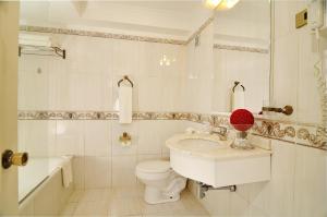圣地亚哥格兰派乐斯酒店的白色的浴室设有水槽和卫生间。