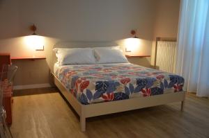 卡梅拉诺La Cicada的卧室内的一张床位,墙上有两盏灯