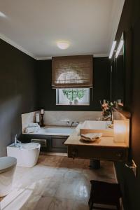 Montignies-le-TilleulVilla Geva的带浴缸和盥洗盆的大浴室