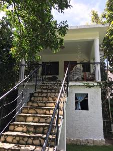 苏莎亚Villa Mar Sosua的房屋前的楼梯
