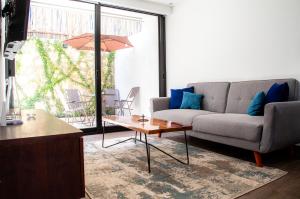 图卢姆Kiin Tulum, Luxury Suites的客厅配有沙发和桌子
