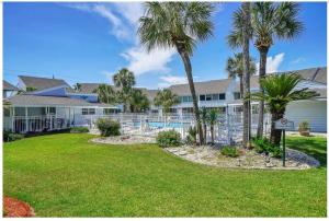 德斯坦New listing!!! 4 min walk to the beach!的一座带游泳池和棕榈树的房子