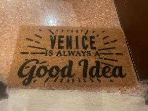威尼斯Ca' ai Sospiri的地板上说耐久总是好主意的标志