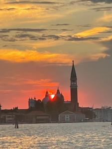 威尼斯Ca' ai Sospiri的钟楼城市的日落