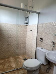 戈亚斯州上帕莱索Atelier & Pousada Chapada的带淋浴、卫生间和盥洗盆的浴室