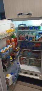 巴勒莫B&B VENTO DEL SUD的装满许多食物和饮料的开放式冰箱