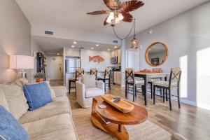 巴拿马城海滩Sterling Reef的客厅配有沙发和桌子