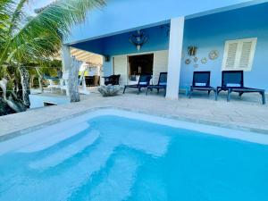 克拉伦代克Caribbean Lofts Bonaire的房屋前的游泳池