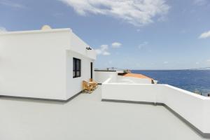 拉卡莱塔La Casa de La Caleta by Taller96 - El Hierro Island -的海景白色房屋
